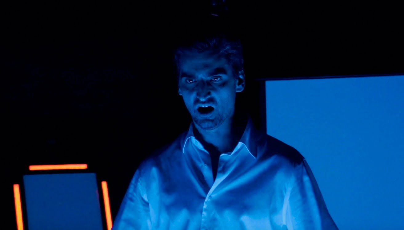 Le Horla d'après l'adaptation de Julien Gelas, de et avec Guillaume Loublier, mise en scène Laura Charpentier, création technique Allan Duminil. Le Horla d'après l'adaptation de Julien Gelas, de et avec Guillaume Loublier, mise en scène Laura Charpentier, création technique Allan Duminil.